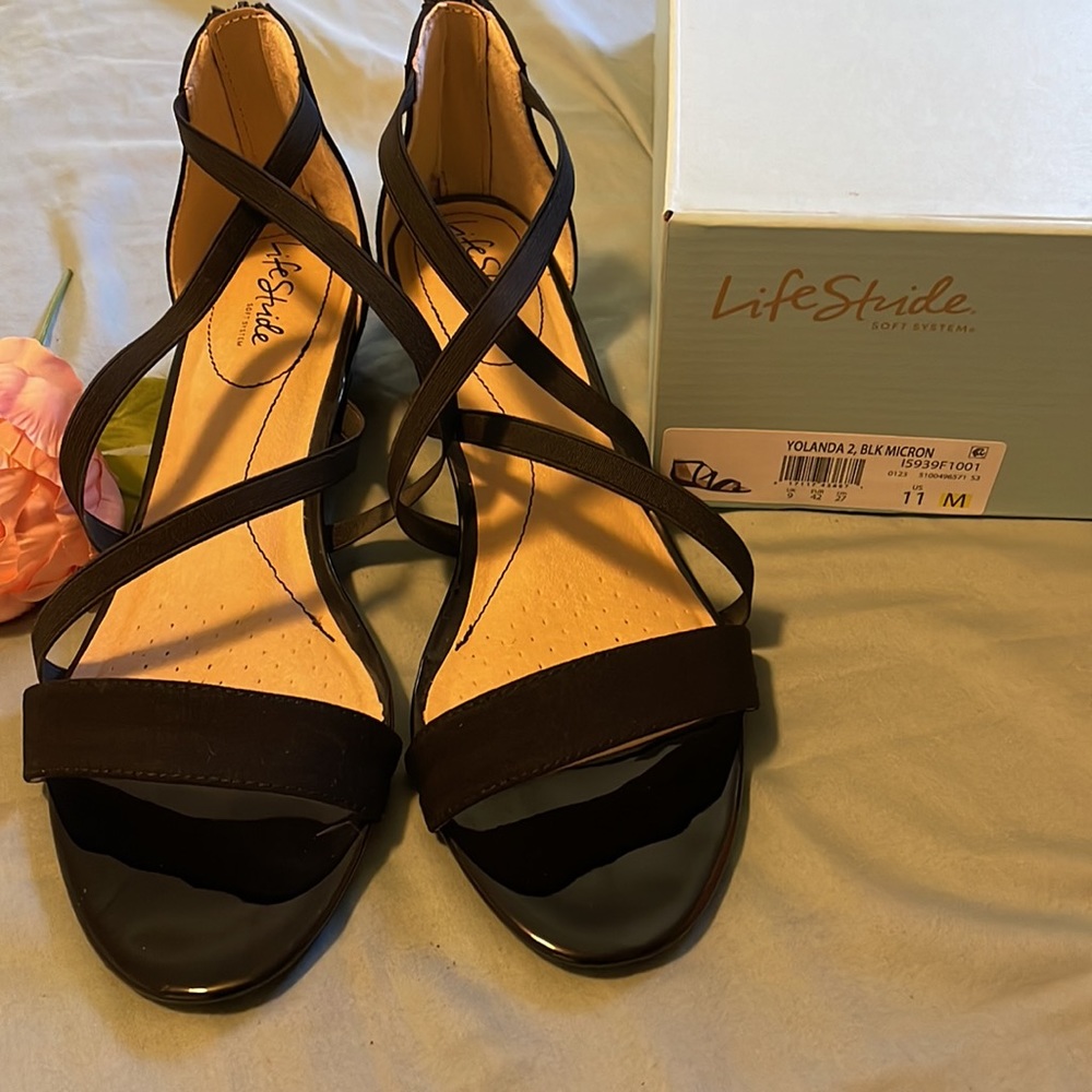 Like New LIFESTRIDE Yolanda Strappy Sandals, Black Fabric, 11M - Picture 6 of 11